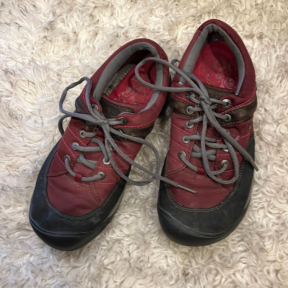 Waterproof hiking shoes